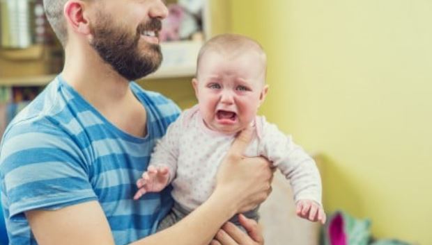 赤ちゃんをパパが抱っこした瞬間に泣いてしまう どうしたらよいの 小規模認可保育園 はぐくみ保育園